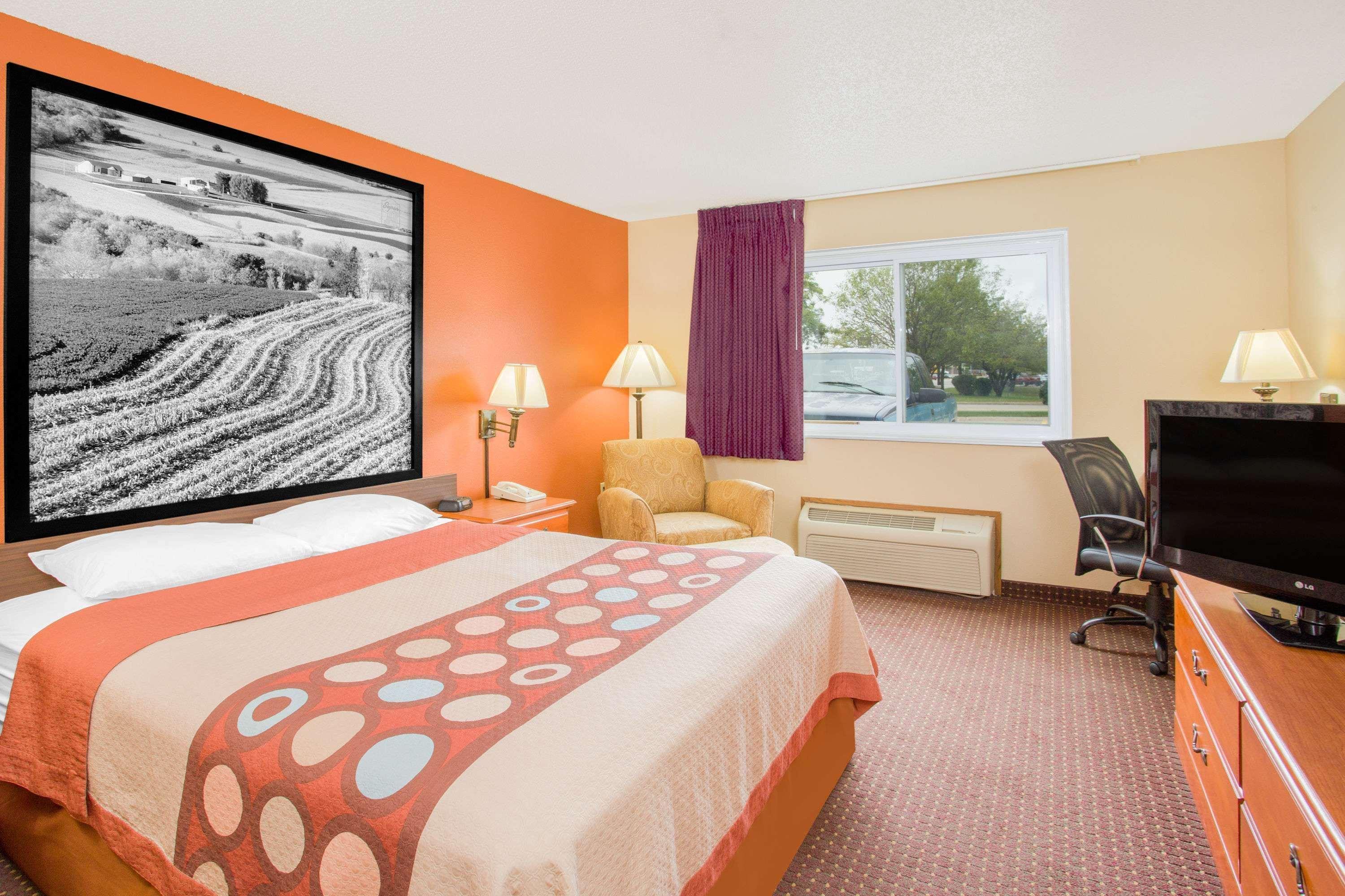 Super 8 By Wyndham Waverly Екстериор снимка