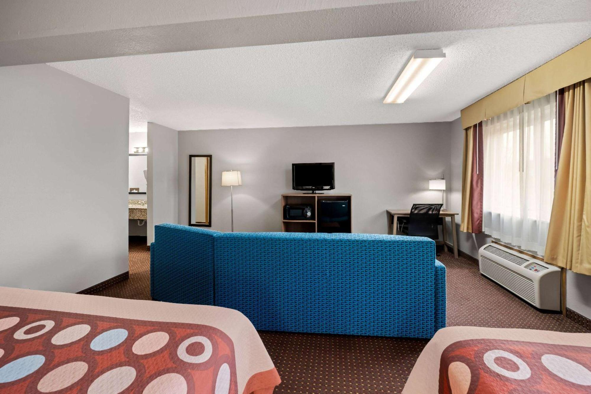 Super 8 By Wyndham Waverly Екстериор снимка