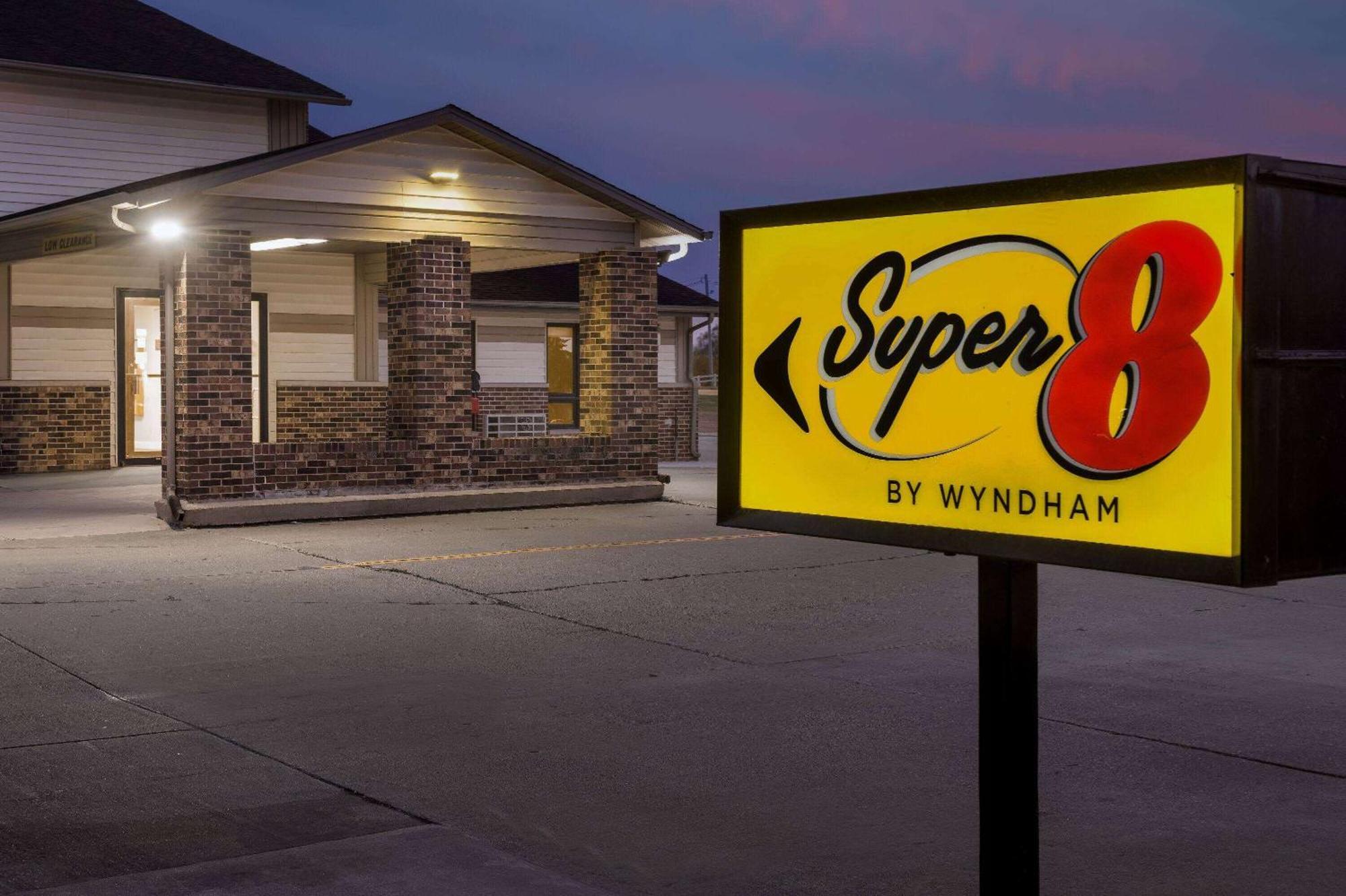 Super 8 By Wyndham Waverly Екстериор снимка